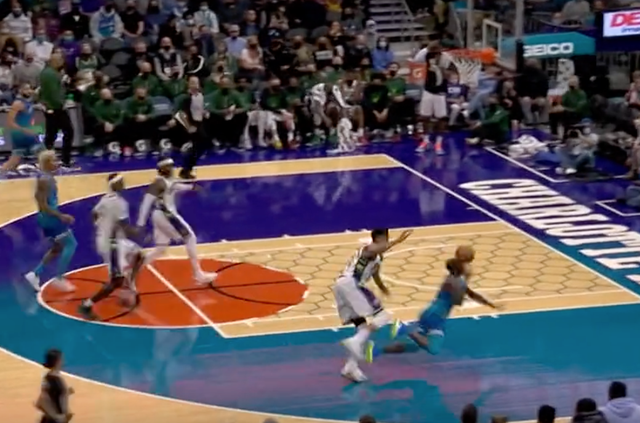  定位球防守现漏洞，致命失误葬送胜果