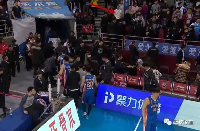  篮球裁判严格执法，公平竞赛保障进行