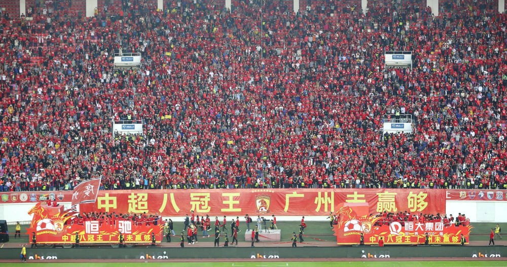  球迷助威声震天，主场氛围助力球队