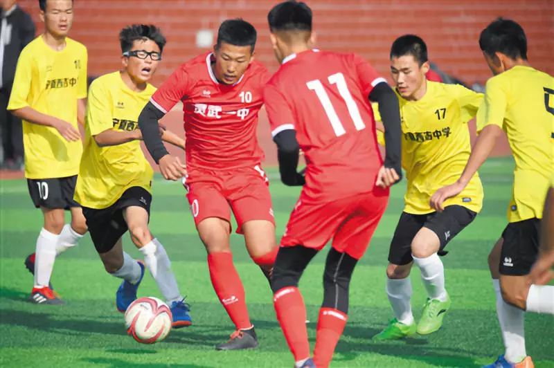  校园足球联赛开幕，青春激情点燃绿茵  