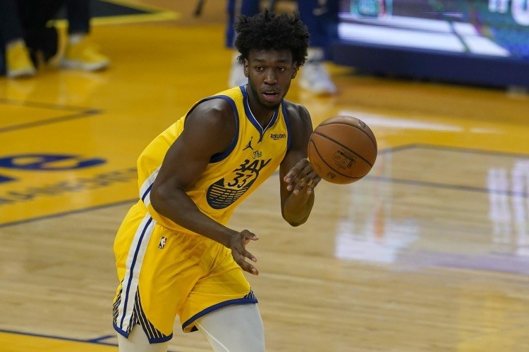  库里三分雨倾盆，勇士主场碾压鹈鹕队