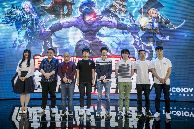  电竞明星选手超神发挥引爆全场欢呼  