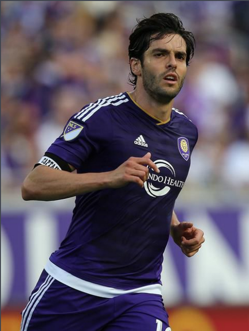  巴西传奇卡卡正式退役，告别仪式温情满满