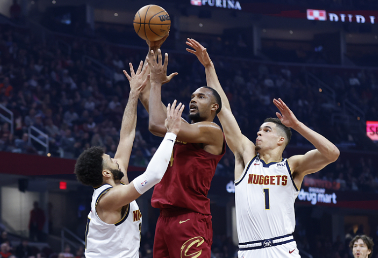 约基奇统治内线掘金豪取五连胜