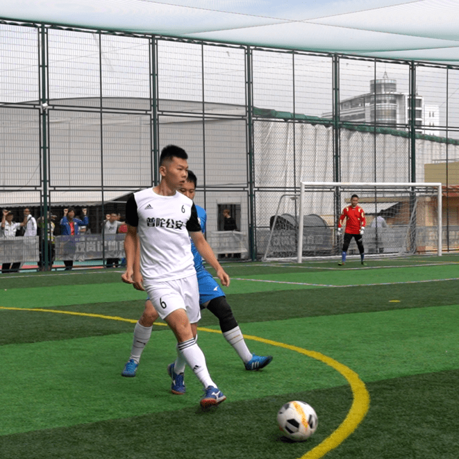  足坛名宿观战，现场指导激励士气