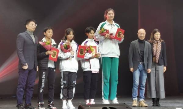  高芙青少年组夺冠，美国超新星横空出世